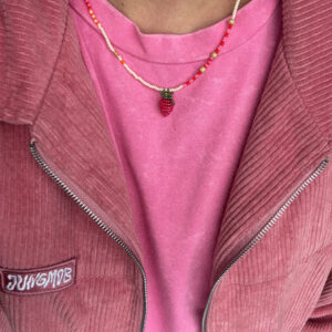 naszyjnik z ręcznie robioną truskawką i złotymi kuleczkami