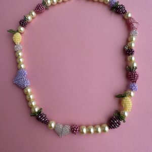 naszyjnik z ręcznie robionymi serduszkami i owockami