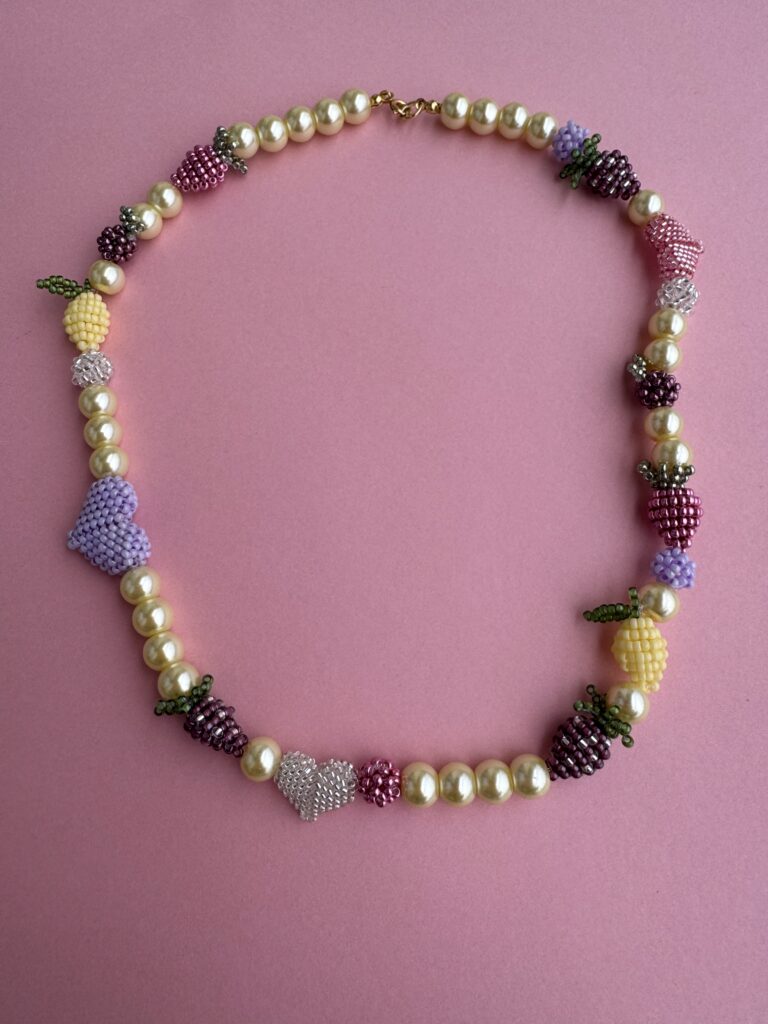 naszyjnik z ręcznie robionymi serduszkami i owockami