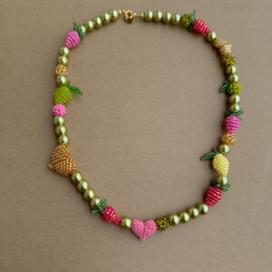 naszyjnik ze szklanych perełek z ręcznie szytymi sercami i owockami