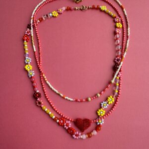 zestaw naszyjników, z serduszkiem, złotymi kulkami i kwiatuszkami