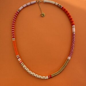 ręcznie szyty naszyjnik kostka