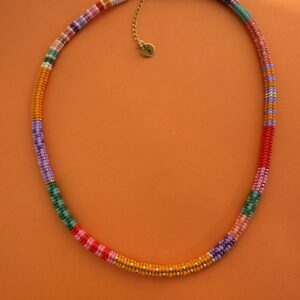 ręcznie szyty kolorowy naszyjnik