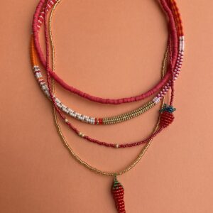 zestaw naszyjników w pomarańczy i czerwieni, okrągły naszyjnik, ręcznie szyty kostka, naszyjnik z truskawką, naszyjnik z papryczką chili