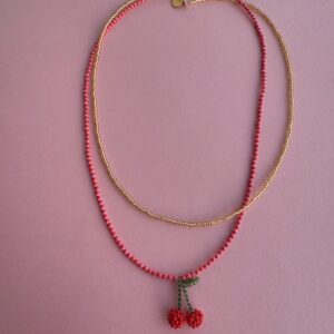 naszyjnik z wisienkami i złoty naszyjnik z małych szklanych koralików