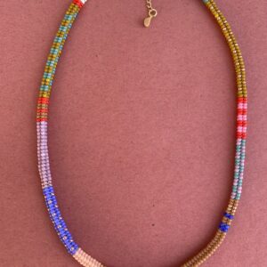 ręcznie szyty naszyjnik kostka ze szklanych koralików