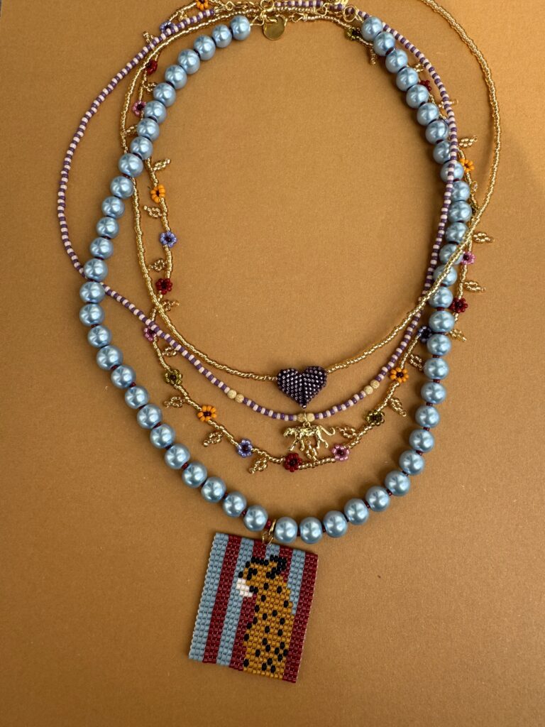 naszyjnik z ręcznie szytym gepardem