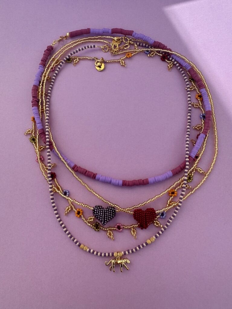 zestaw naszyjników, okrągły, z gepardem, z serduszkami i z kwiatuszkami