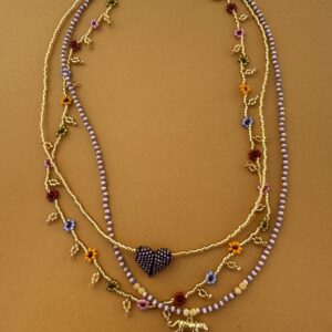 zestaw naszyjników z kwiatuszkami, serduszkiem i gepardem