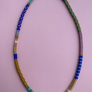 ręcznie szyty naszyjnik ze szklanych koralików