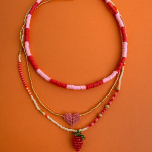 zestaw naszyjników w różu i czerwieni
