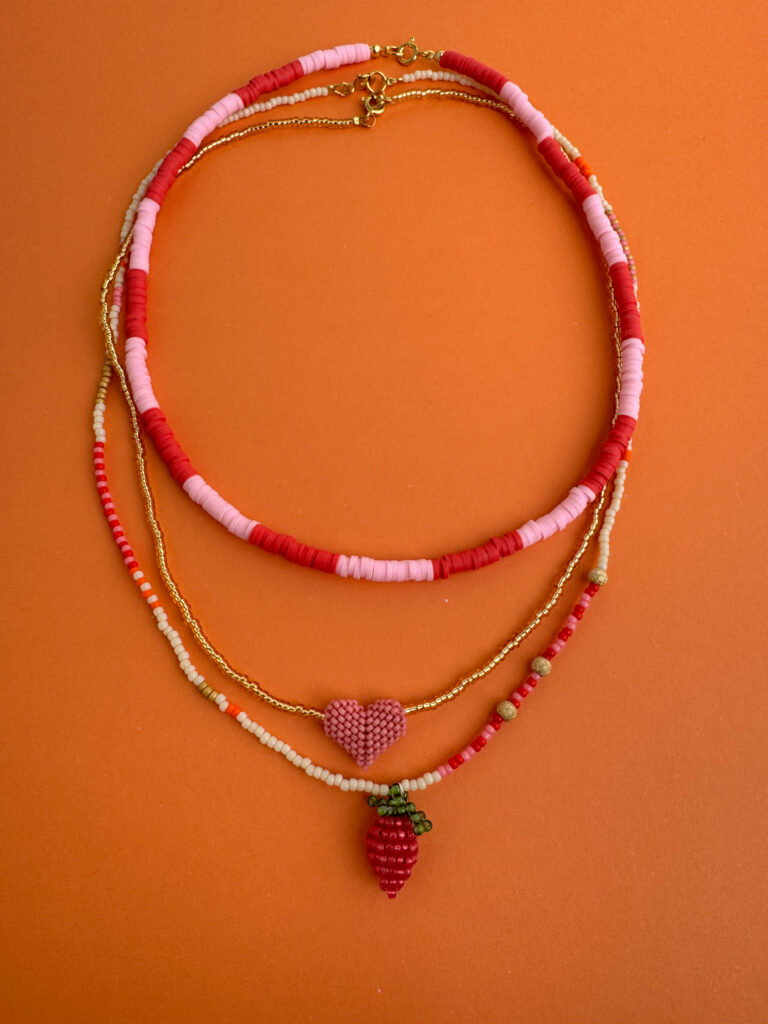 zestaw naszyjników w różu i czerwieni