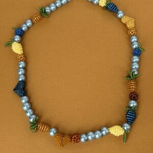 naszyjnik z ręcznie szytymi owockami i sercami