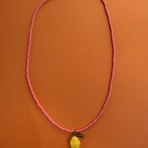 różowy naszyjnik z cytrynką