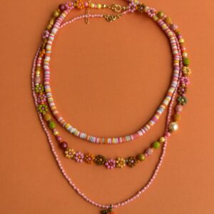 okrągły pastelowy naszyjnik, naszyjnik z kwiatuszkami, naszyjnik z pomarańczką