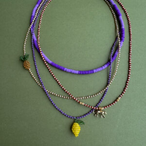 zestaw naszyjników z fioletem i złotem