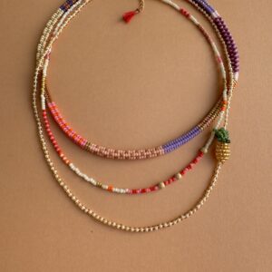 zestaw naszyjników ze szklanych koralików
